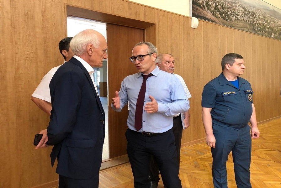 Рамазан Джафаров провел выездное совещание по вопросу ликвидации последствий ЧС в Буйнакске